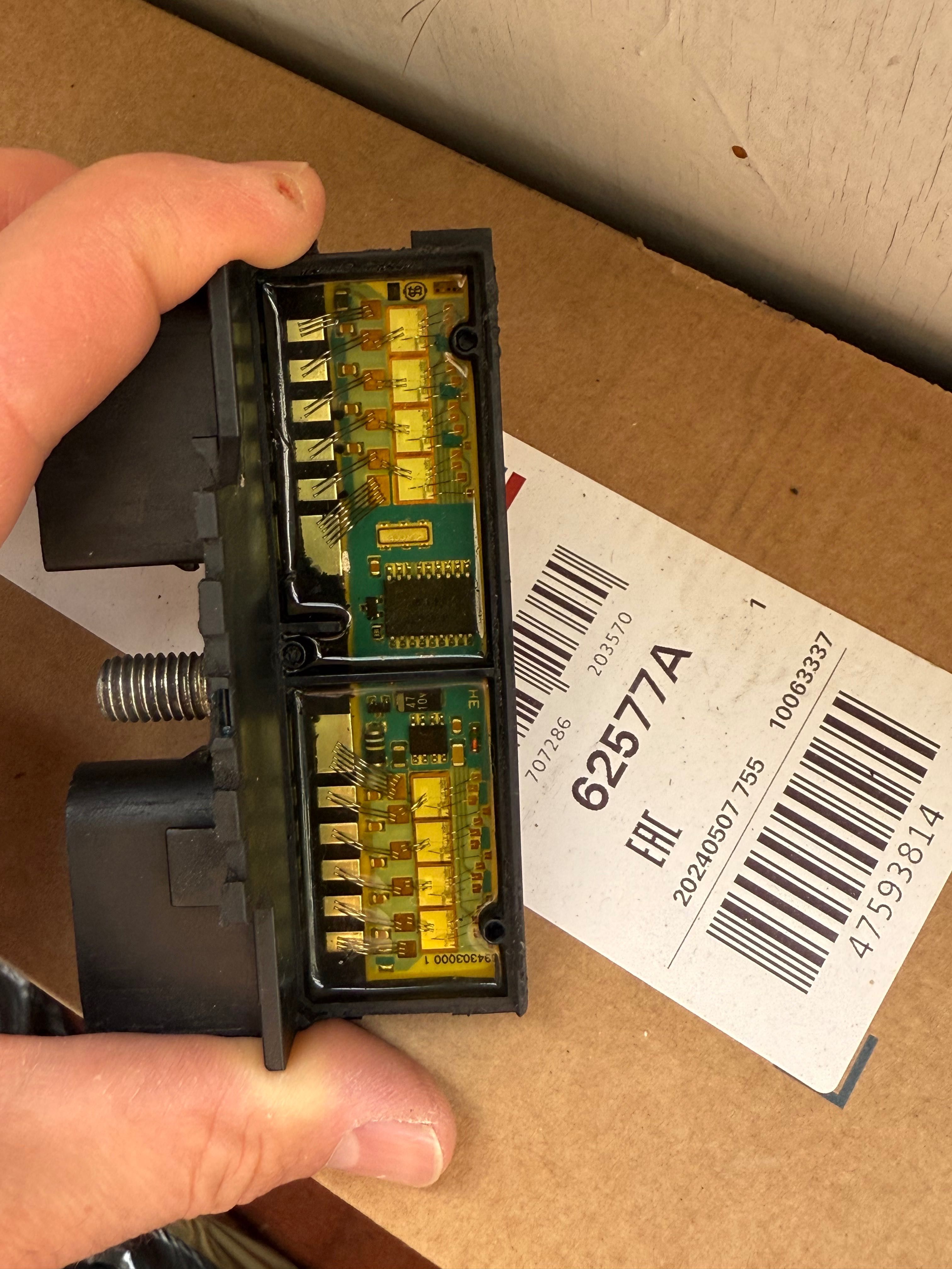 Реле свечей A2205450332на Mercedes ML400G400S400E400W163W463W220W211