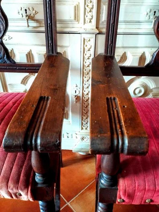 Antigo e excecional par de cadeirões trono restaurados