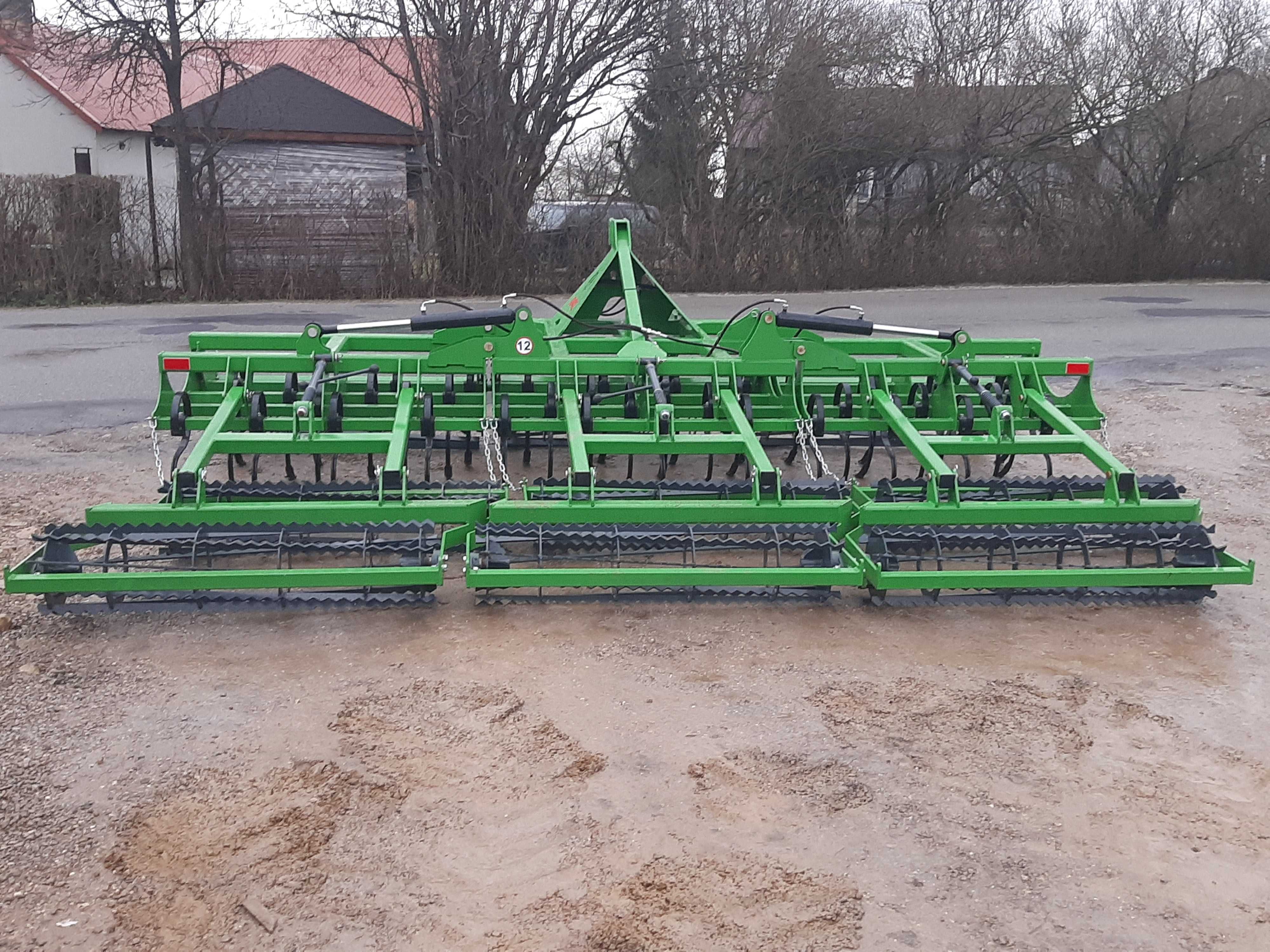 agregat uprawowo przedsiewny/4 rzędy zębów składany hydraulicznie