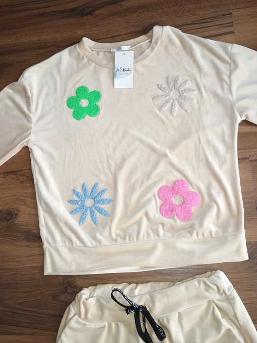 Śliczny dres welurowy w kwiaty