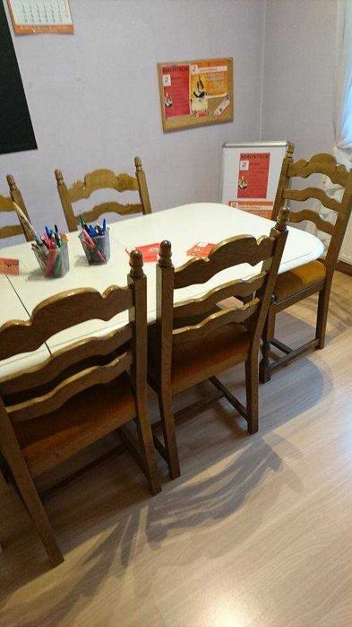 Krzesło jak w sejmie/senacie, drewniane, siedzisko tapicerowane