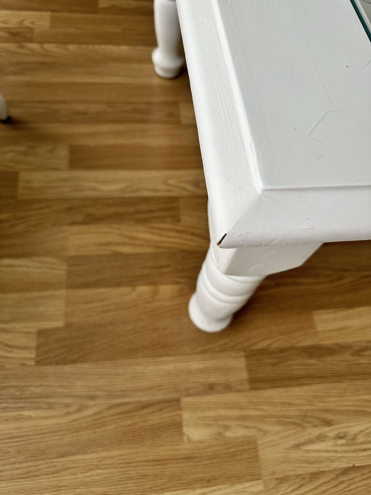 Stolik kawowy drewniany z szufladą i szklem