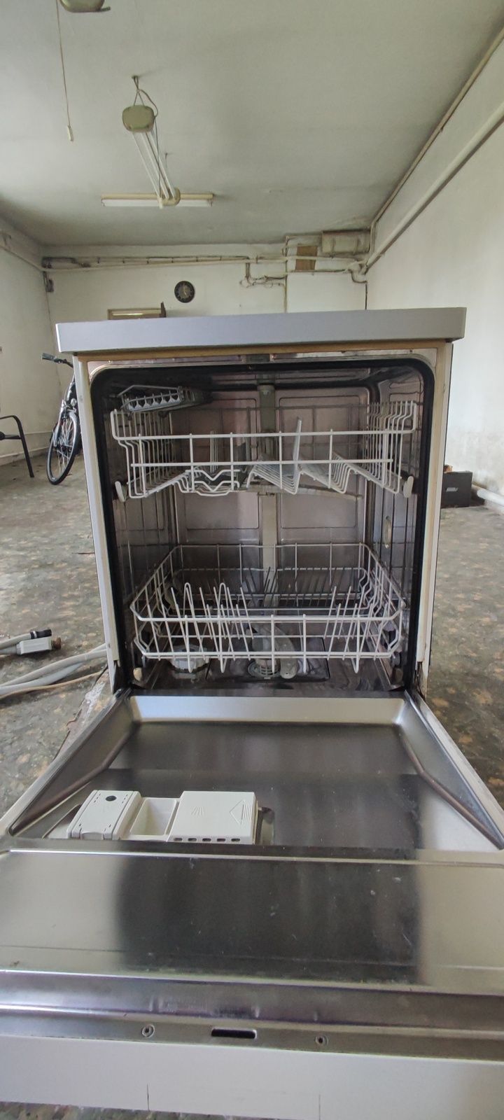 Zmywarka Siemens model SE26292/02 uszkodzona na części.
