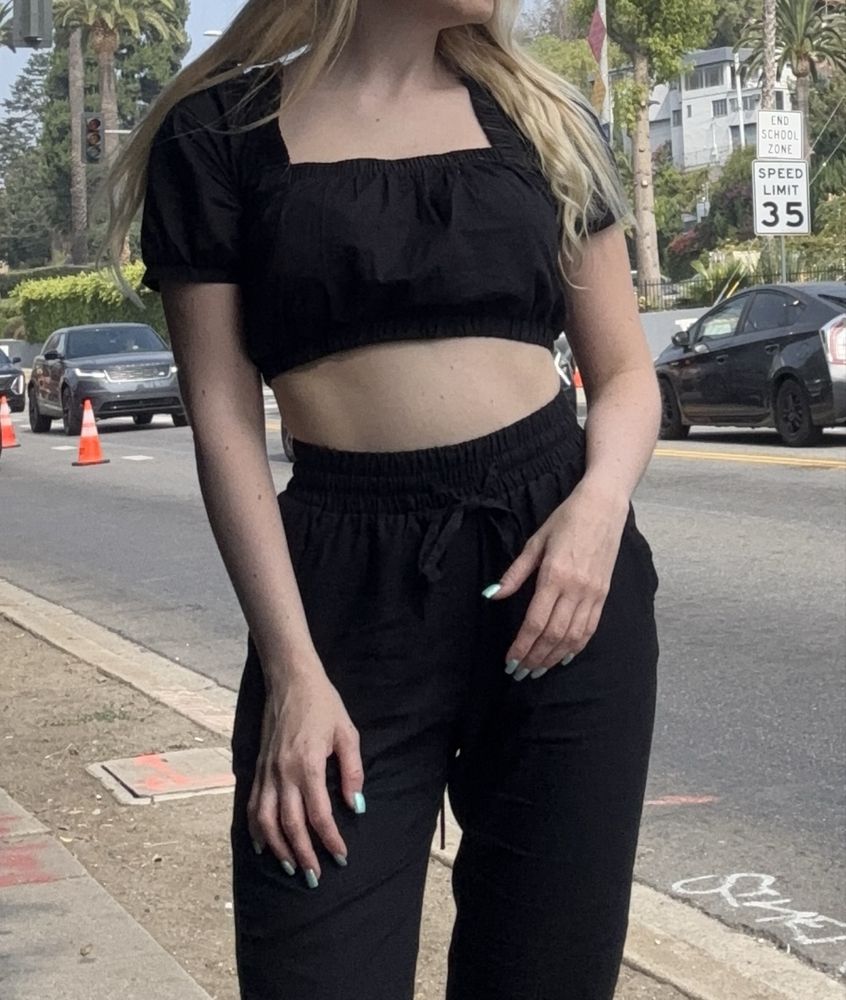 Czarny top H&M crop bluzka czarna z dekoltem wiązana z tyłu bluzeczka