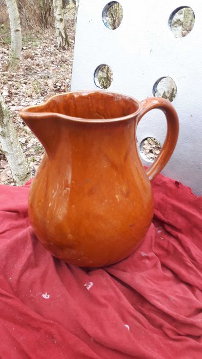 Piekny dzbanek z uchem szkliwiony