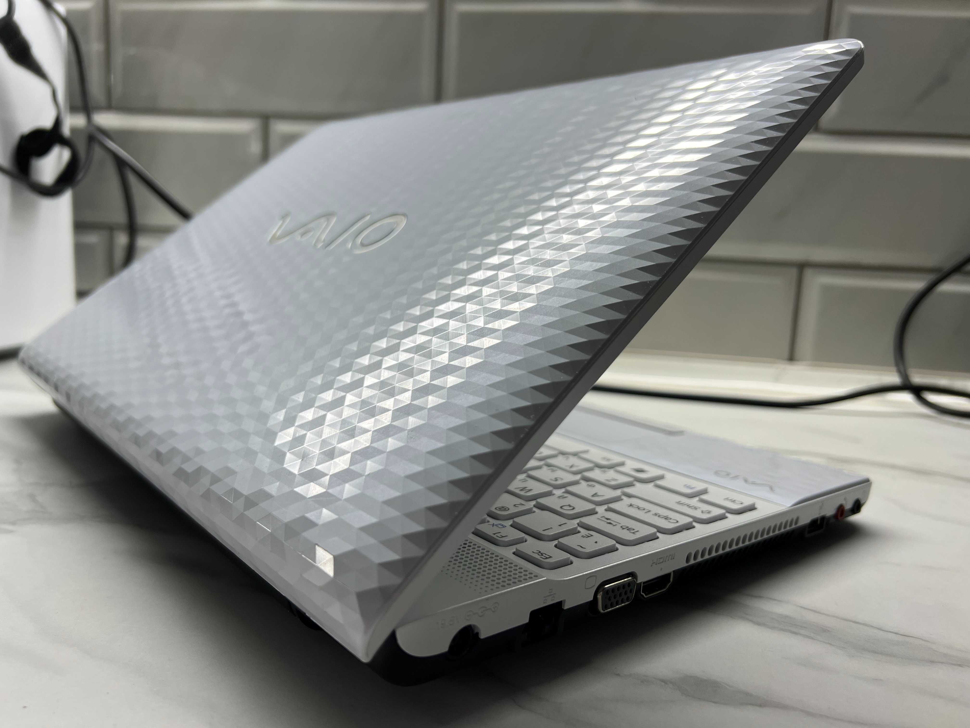 Sony VPC-EH1M1E Core i3-2310M/8Гб ОЗУ/GeForce 410M/500Гб HDD/15.6" HD
