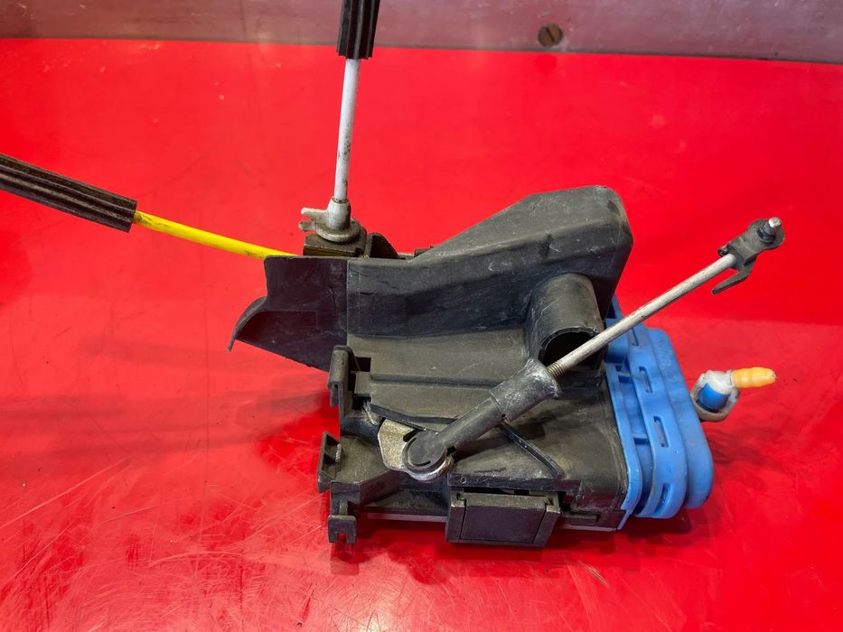 AUDI A4 B5 ZAMEK DRZWI TYŁ LEWY 8D0839015A