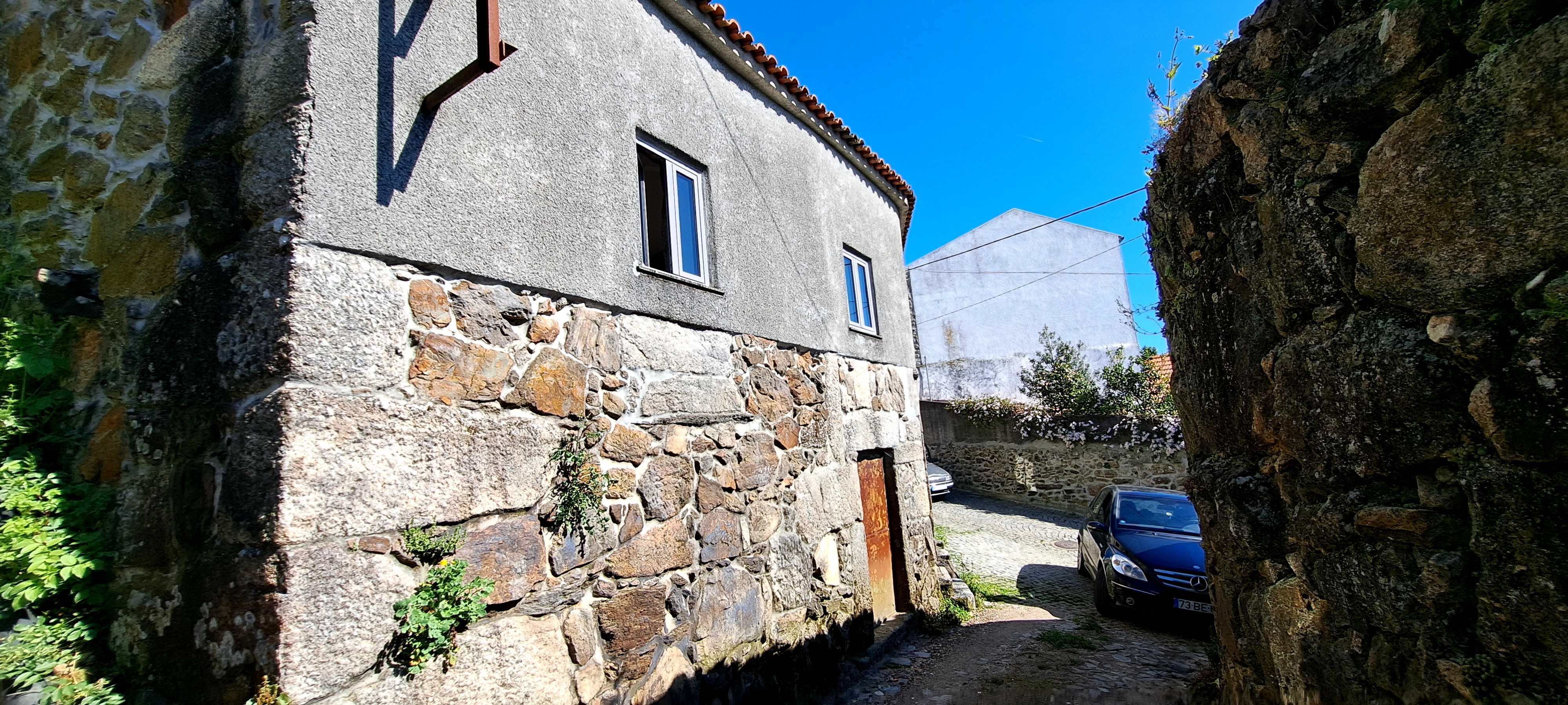 Casa em reconstrução, bem localizada na aldeia a 5 min do Sátão.
