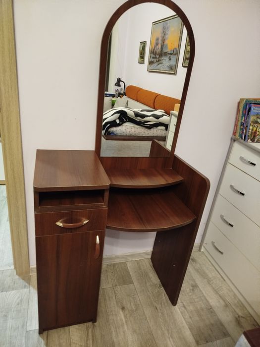 Туалетний столик, трюмо