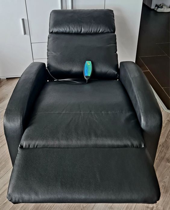 Fotel masujący z rozkładanym  podnóżkiem.
