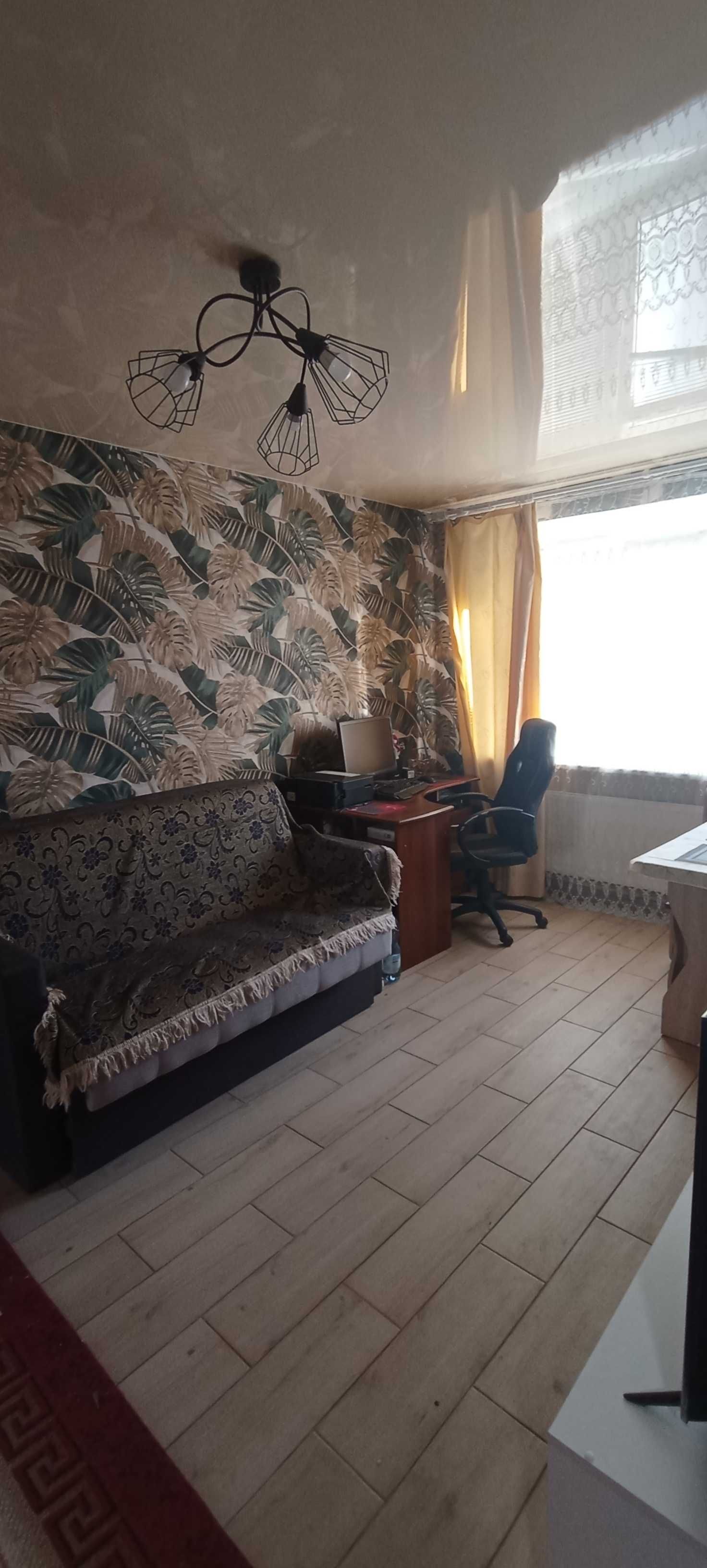Продається  2 кім. квартира м. Бережани центр