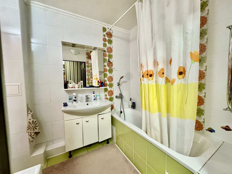 Продаж 2к квартири 65 кв. м на вул. Миколаївська 6