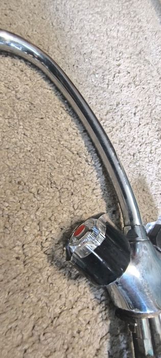 Torneira misturadora giratória para banca