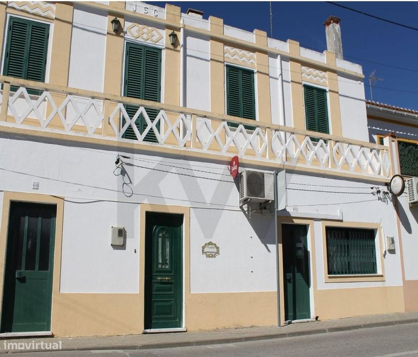 Prédio Habitacional com 2 Espaços Comerciais