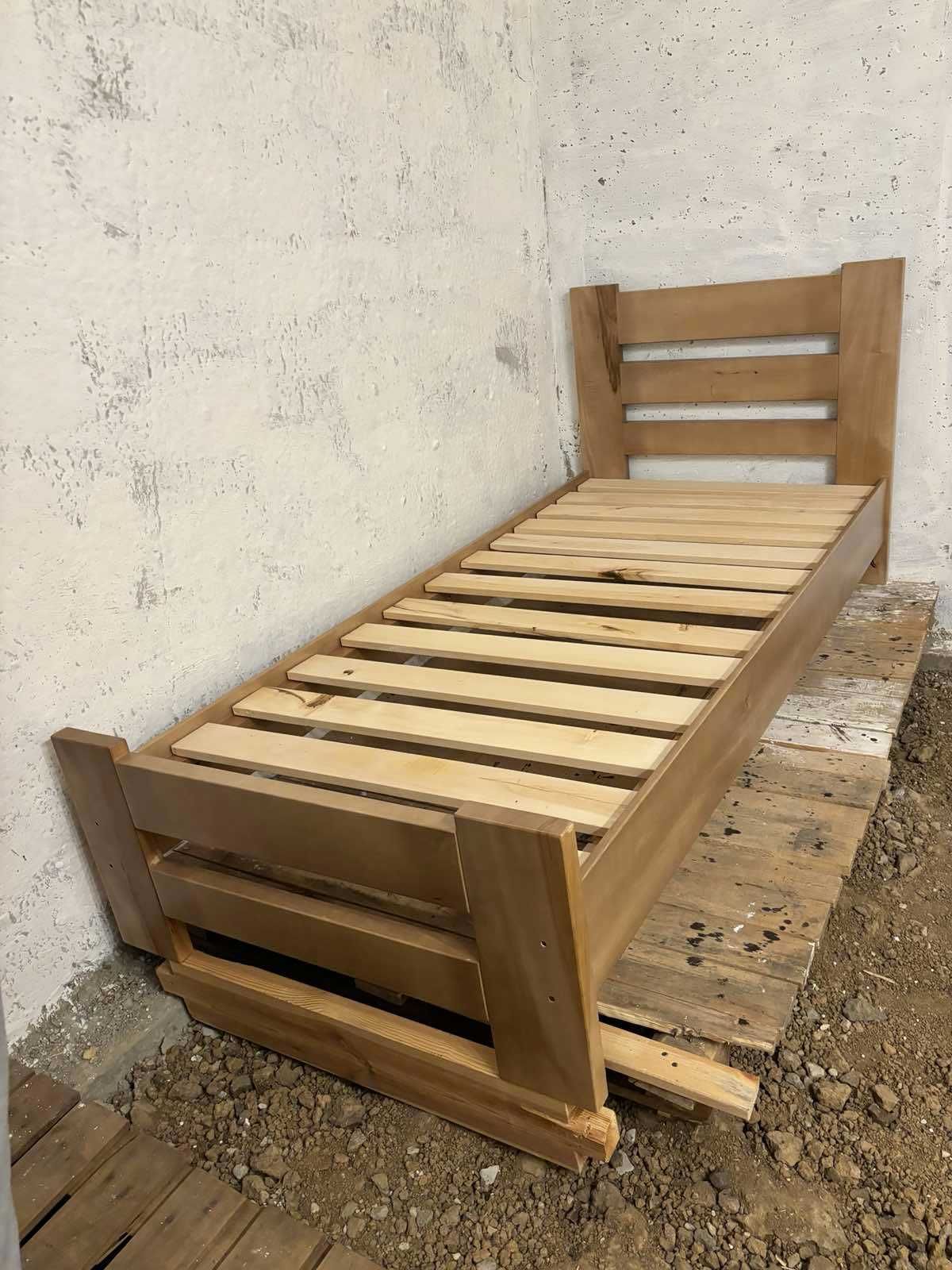 Кровать односпальна з деревини