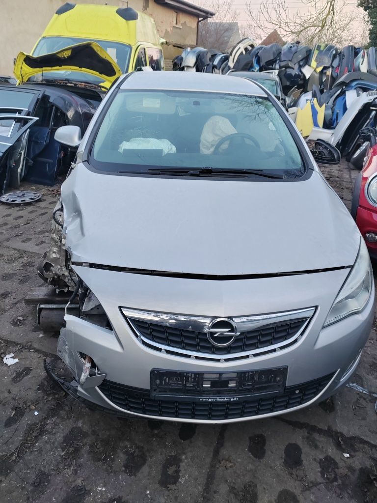 Opel. Astra 1.6 115KM 2010 rok