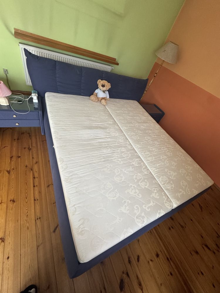 Łóżko ze schowkiem i regulowanym oparciem oraz dwie szafki nocne