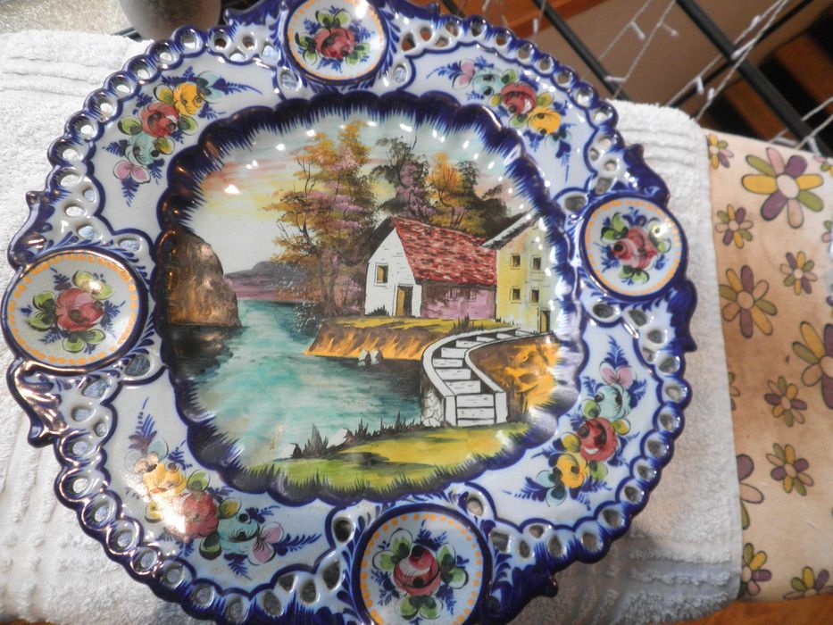 Dois belos objectos decorativos--pratos de Alcobaça pintados à mão