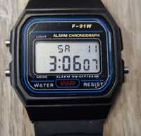 Nowy zegarek elektroniczny retro z lat 80-tych typu Casio, Montana