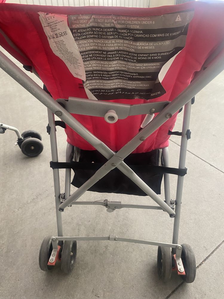 Dois carrinhos de bebé em bom estado .