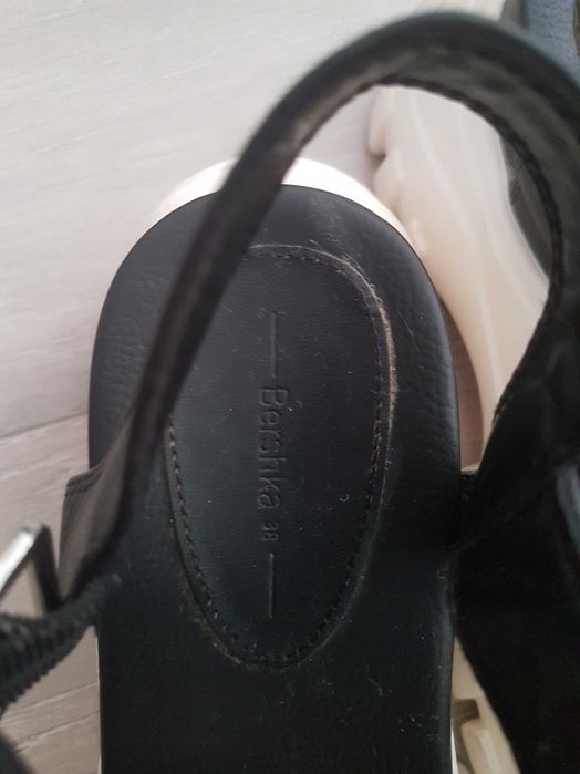 "Bershka" босоніжки жіночі 38 розмір
