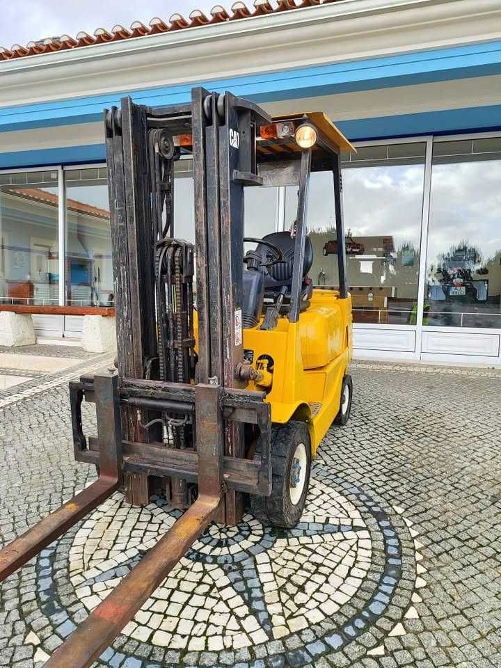 Empilhador 2T diesel com deslocamento lateral