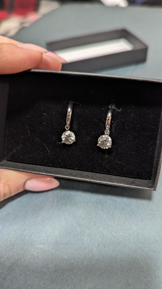 Срібні сережки з лабораторним діамантом 1 карат.