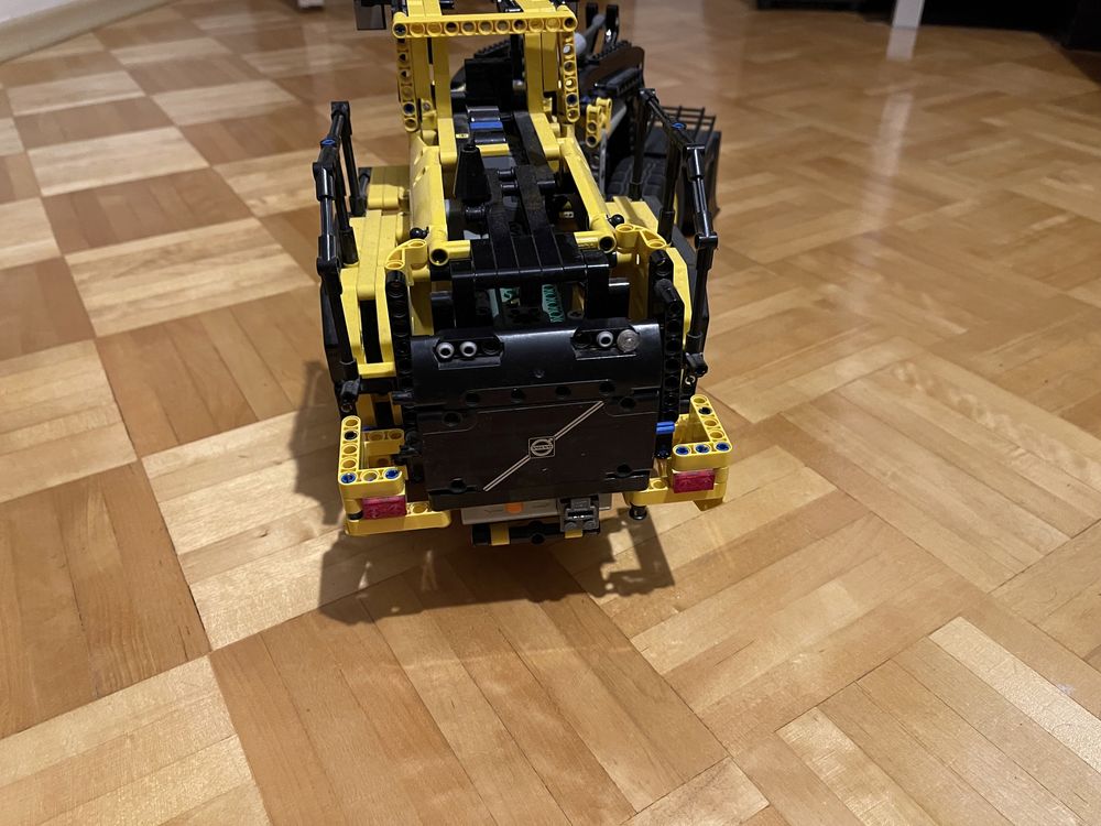 Lego technic 42030 koparka volvo