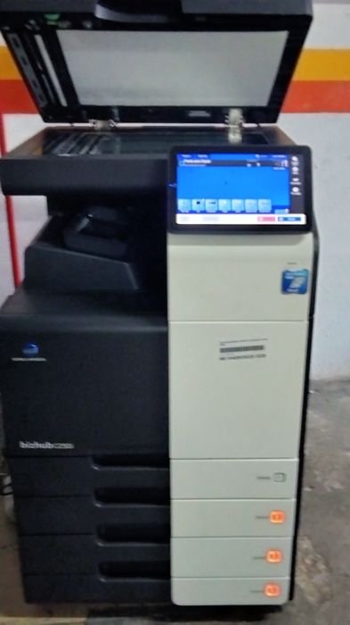 Vendo Konica Minolta Bizhub C250i com armário de mais 2 gavetas