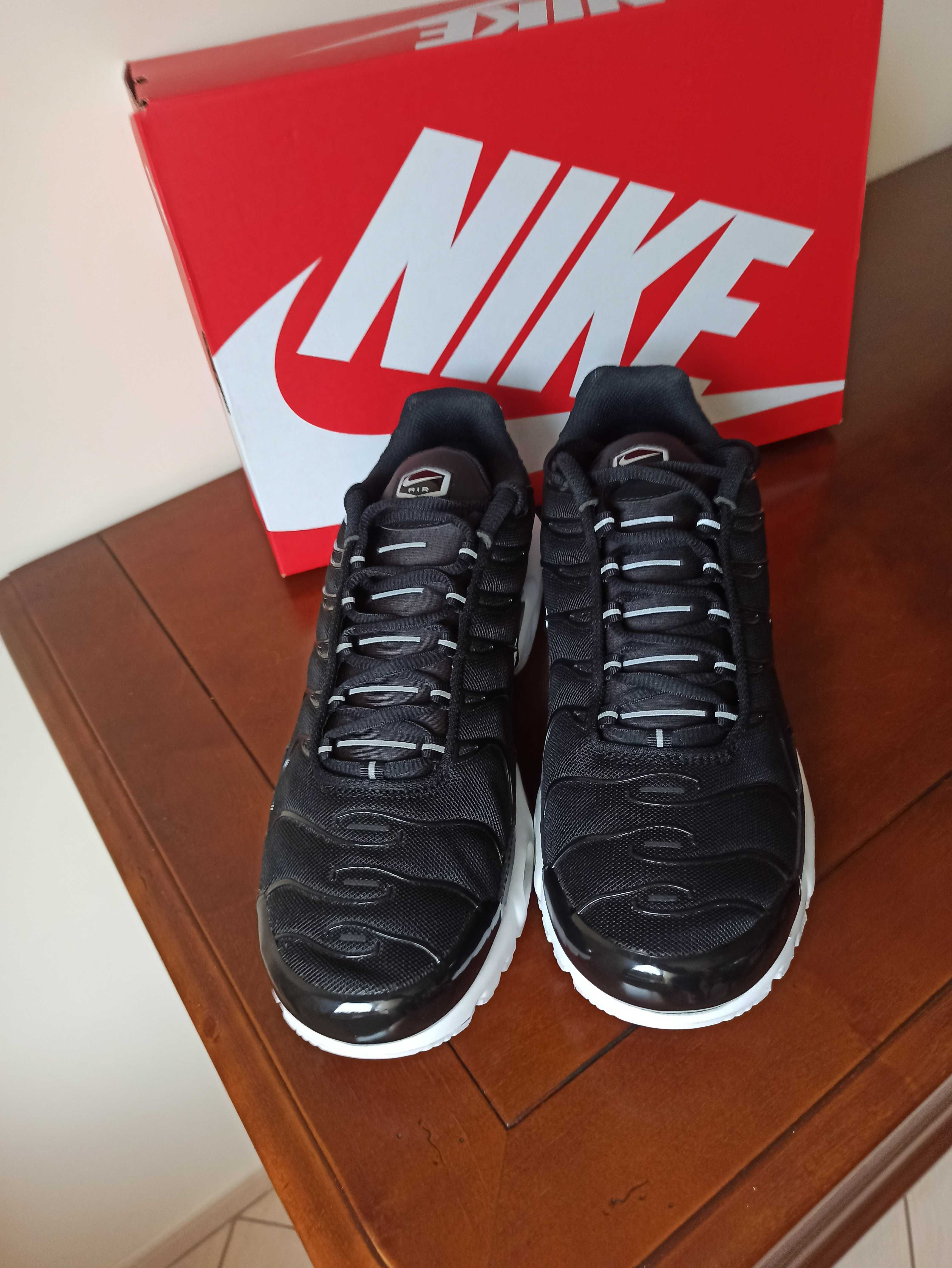 (r. Eur 44,5) Nike Air Max Plus Black White DM2362,-001 czarne