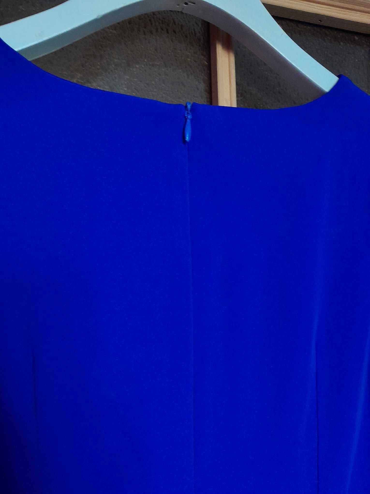 Kobaltowa sukienka z falbaną