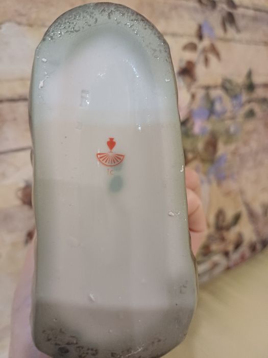 Фарфорова статуетка.