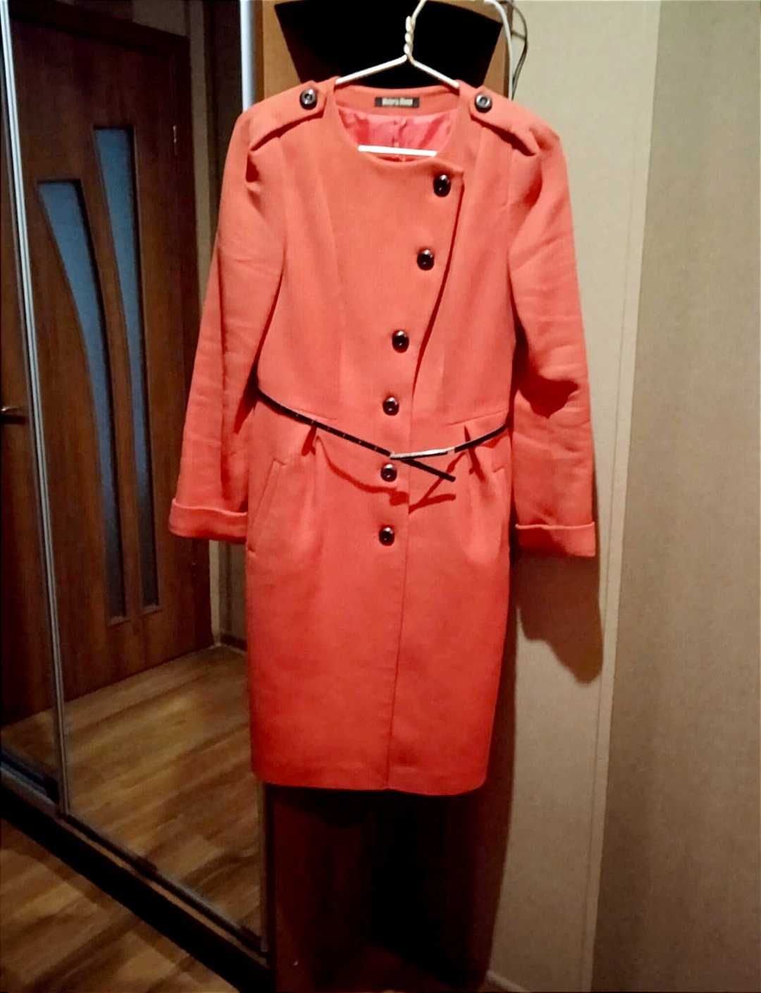 Продается пальто женское демисезонное .