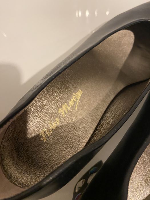 Sapatos de salto com pedras multicor