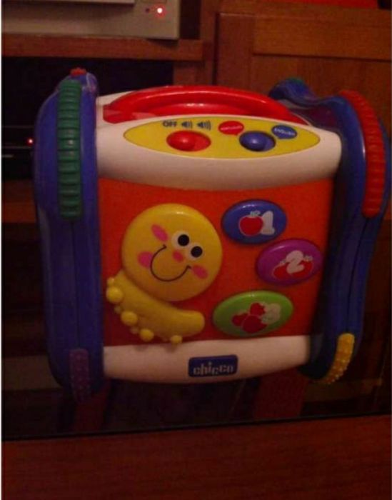 Diversos brinquedos bebé e criança