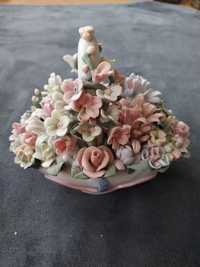 Porcelanowy koszyk z kwiatkami