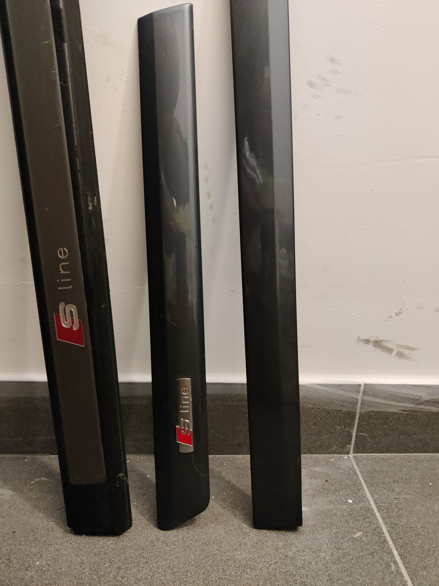 Listwy boczne prawa strona lx7z Audi a3 8p 3 drzwi