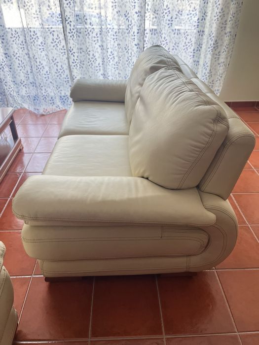 Sofás em pele beje