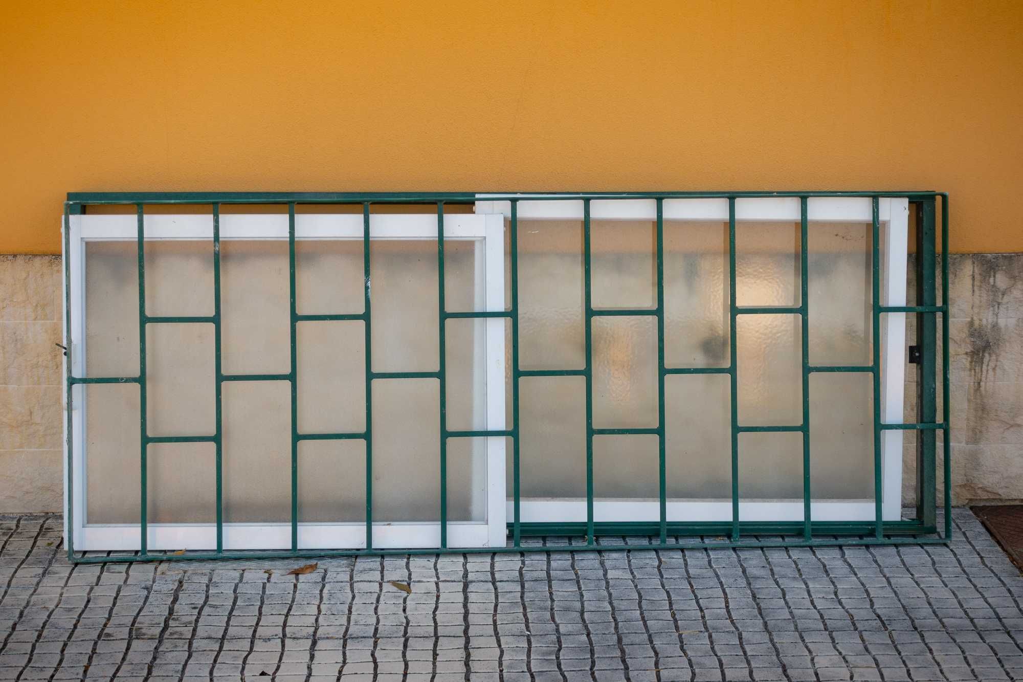 2 conjuntos de janelas de correr com moldura e grade