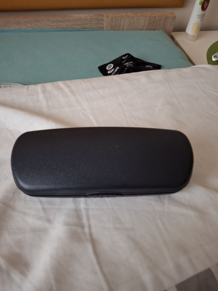 Czarne etui do okularów