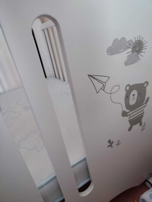 Cama de grades e colchão como novos