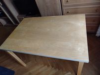 Stół IKEA. Ślady użytkowania