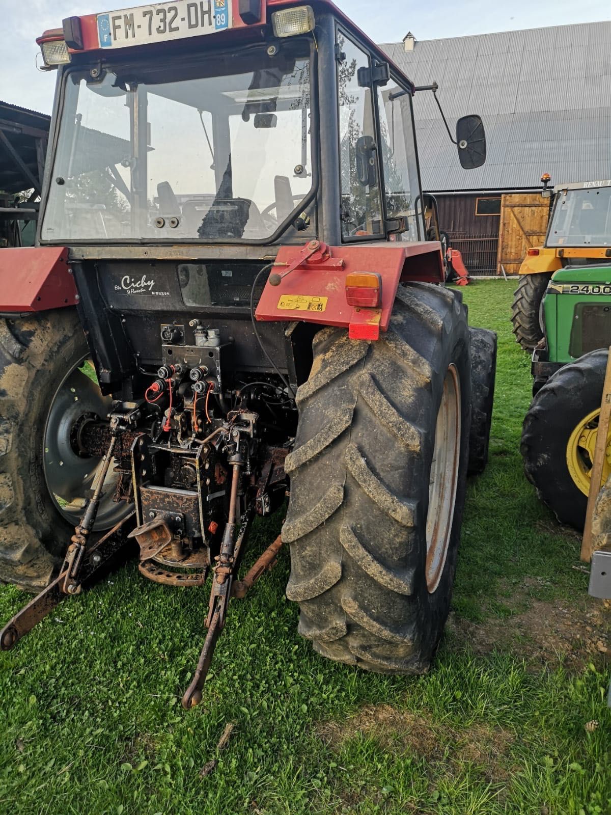 Case 4220 z ładowaczem Massey Ferguson Renaul