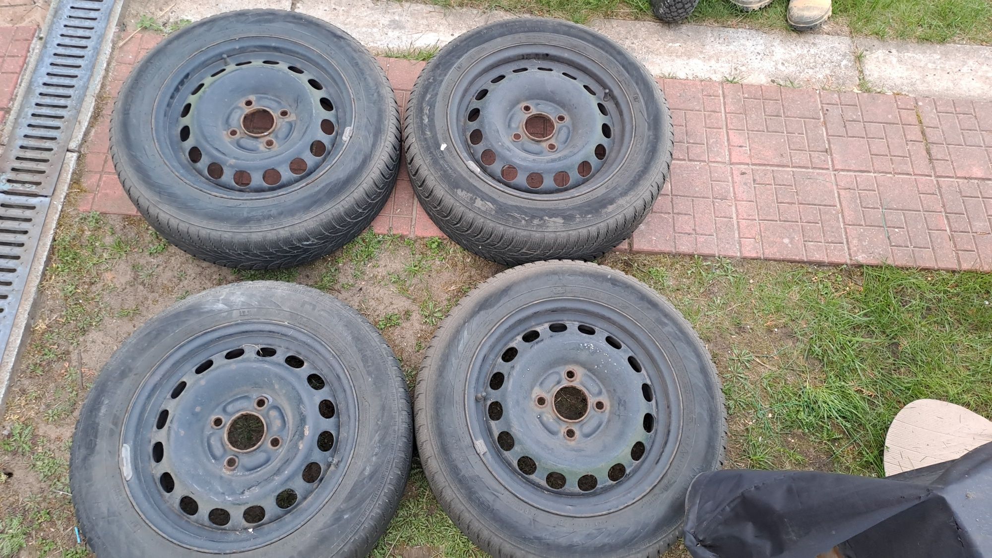 Koła z oponami zimowymi Nokian 185/65R15