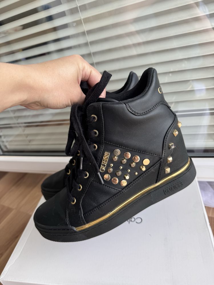 Guess sneakersy z ćwiekami na koturnie model Feelixi rozmiar 39