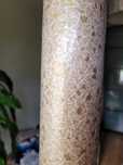 Papel de parede com relevo dourado.