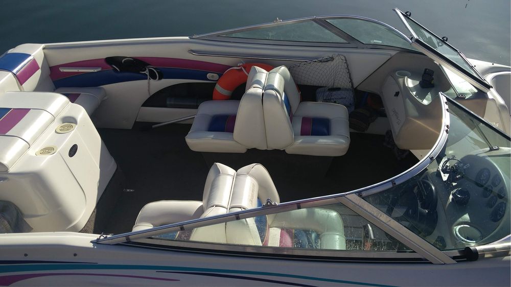 Barco bow rider Rinker Captiva 212 proa aberta, reboque, aceito retoma
