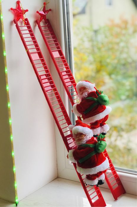 Іграшка дереться по ланцюжку дід Моороз