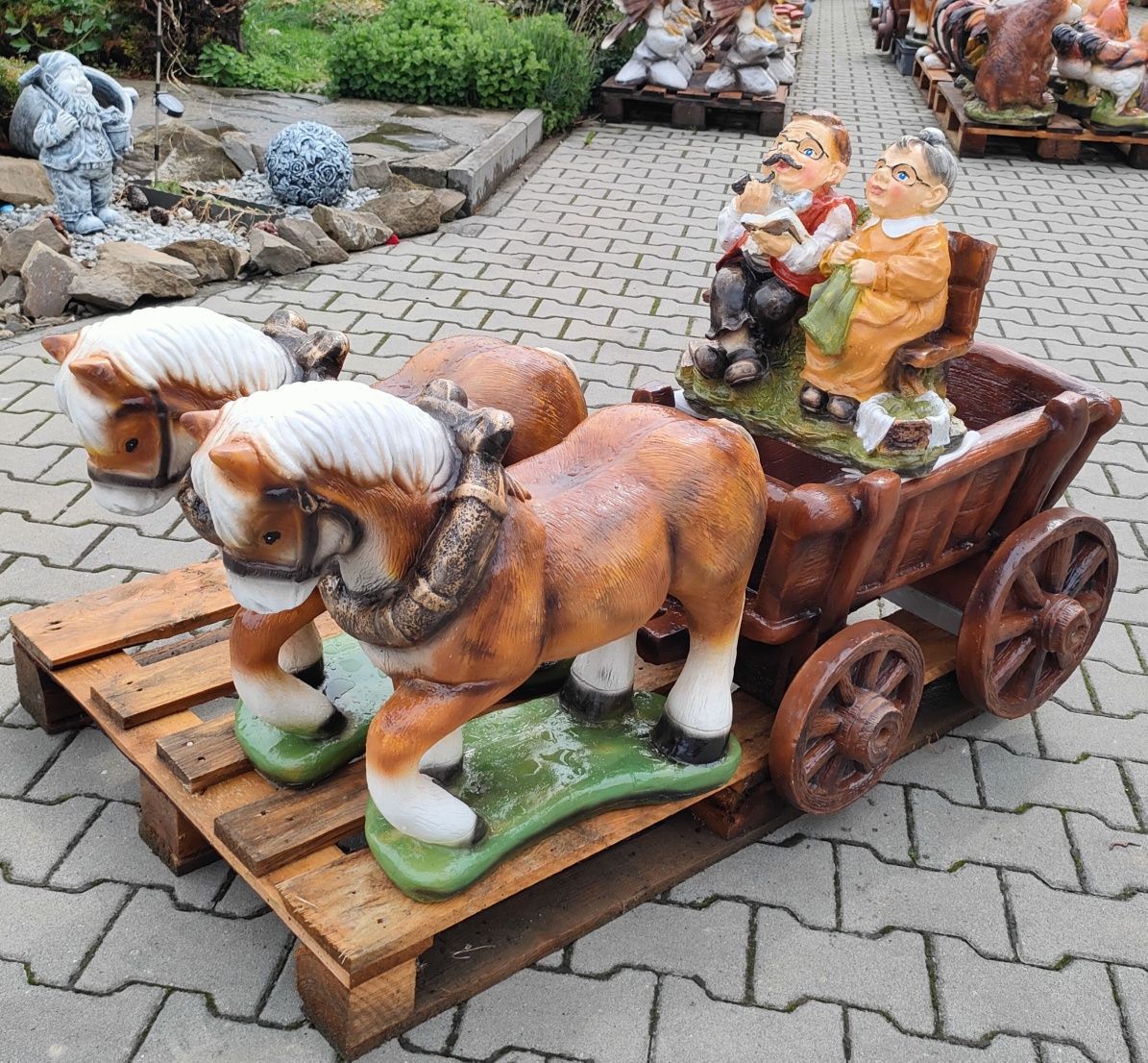 Betonowy kon z wozem na kwiaty figury ogrodowe betonowe wysylka dowoz