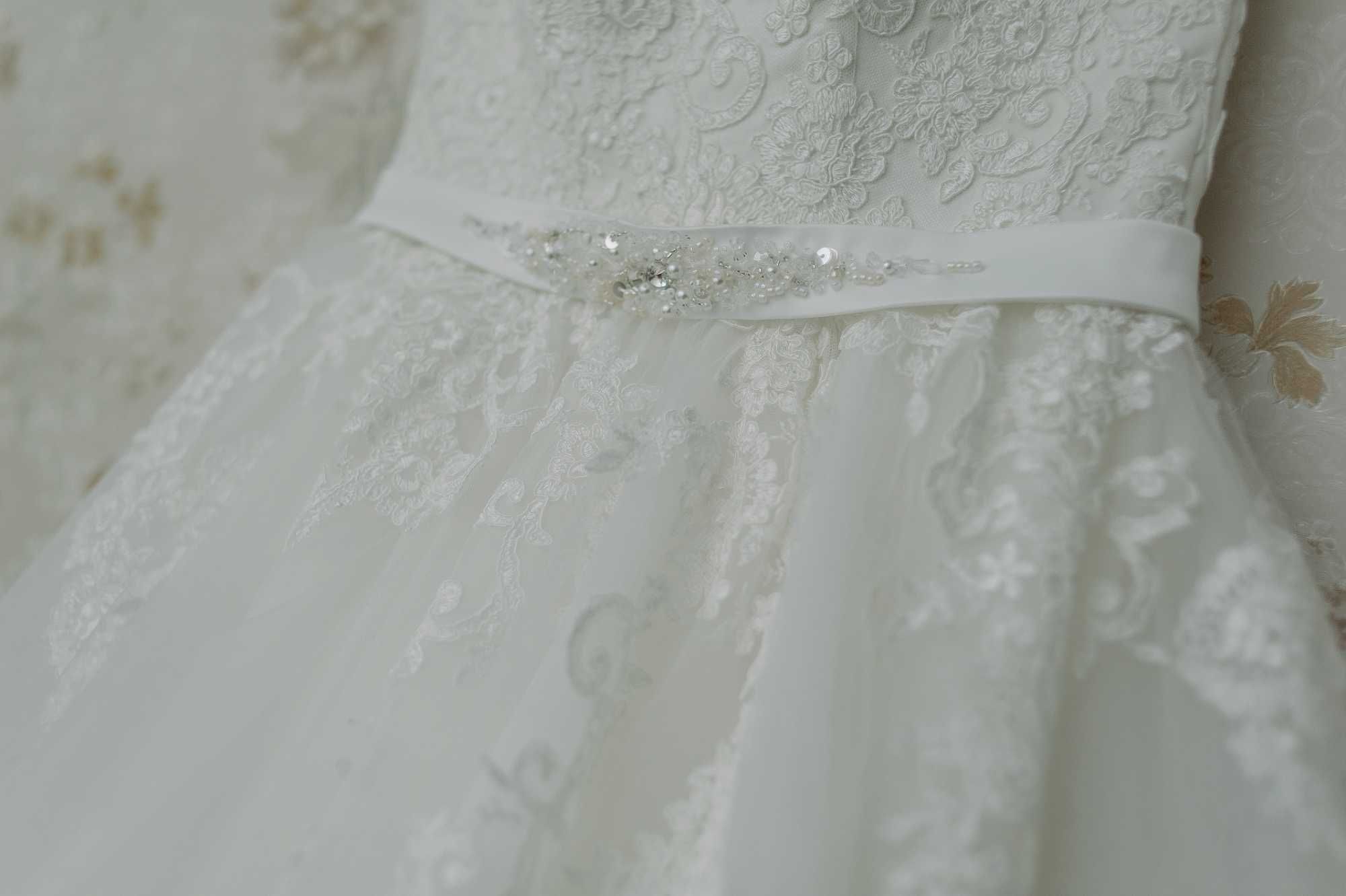 Продам весільню сукню з фатиновою обрізною спіднецею спинка прозора